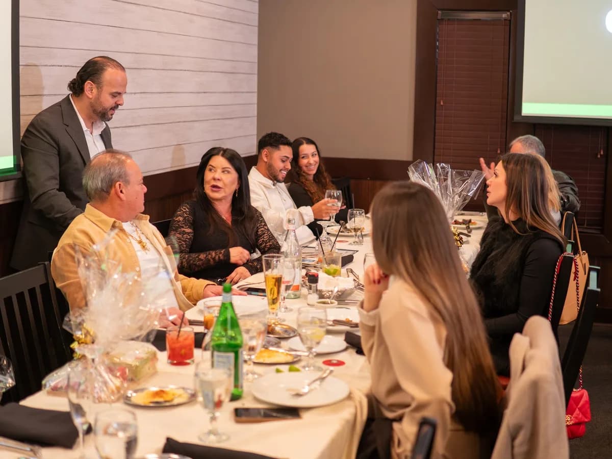 Salão de jantar cheio durante encontro de investidores e donos de empresa nos EUA promovido pela Sofe Capital em Goiânia