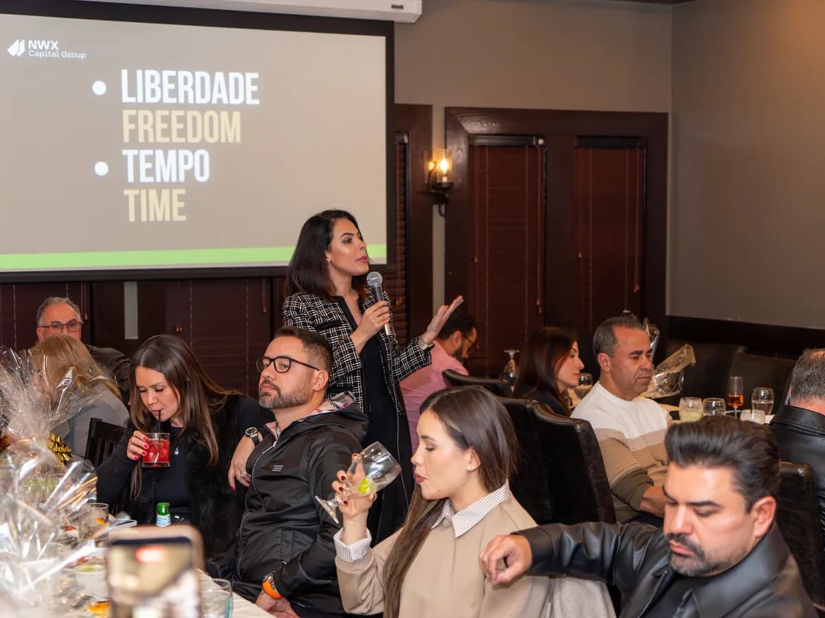 Palco do jantar institucional da Sofe Capital com apresentação sobre expansão de empresas para os Estados Unidos em Goiânia