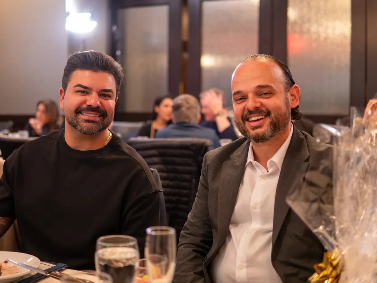 Convidados brasileiros em conversa durante jantar de networking sobre abertura de empresa nos EUA em Goiânia
