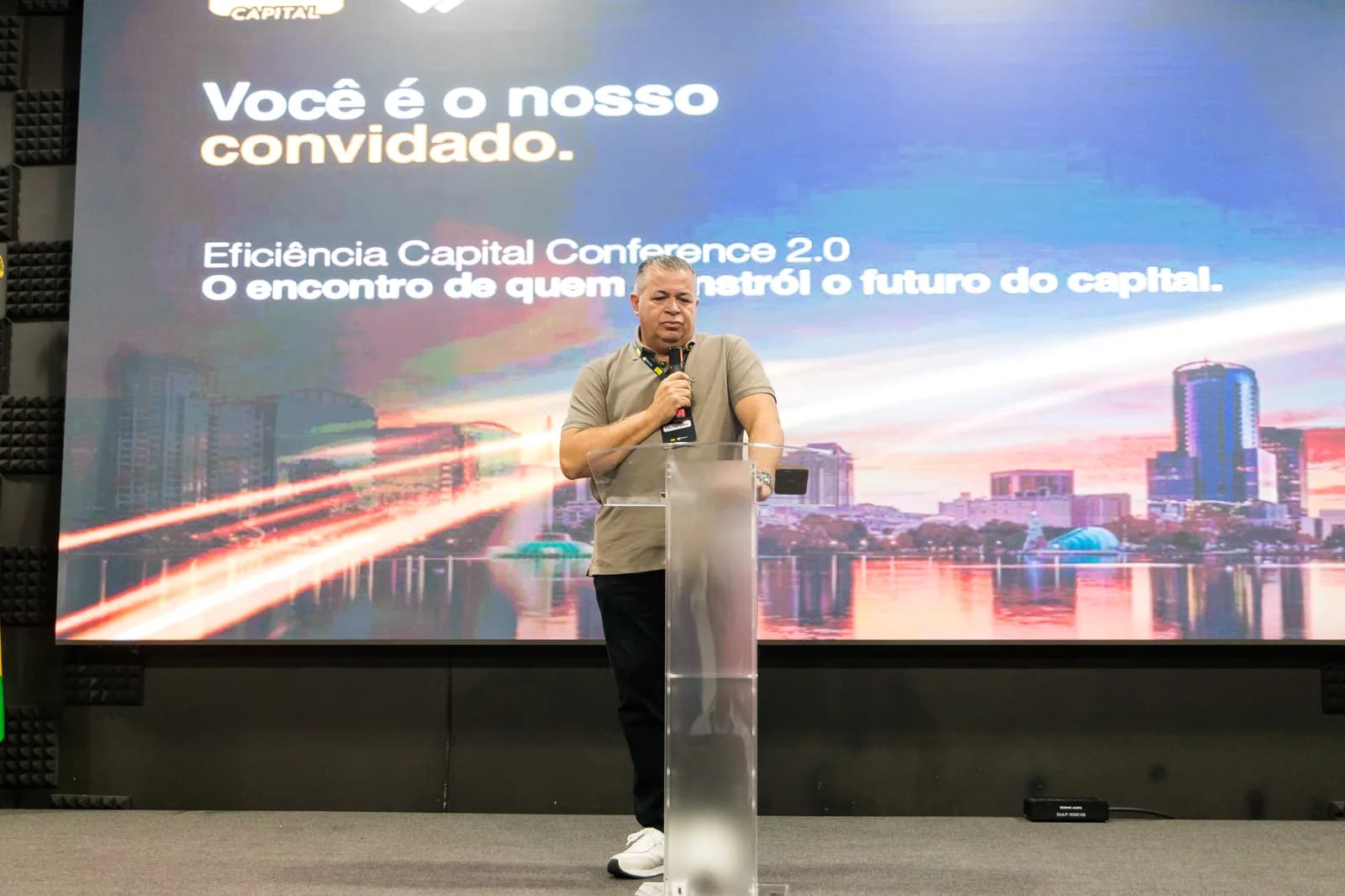 Empreendedores visitando operação real de empresa registrada nos EUA durante encontro da Sofe Capital em Orlando
