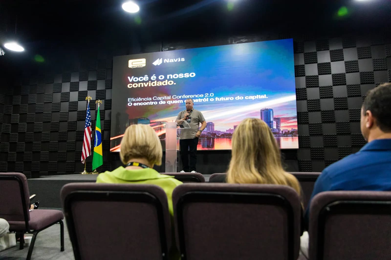 Investidores conhecendo imóvel do portfólio da Mosir Investments em encontro de negócios em Orlando