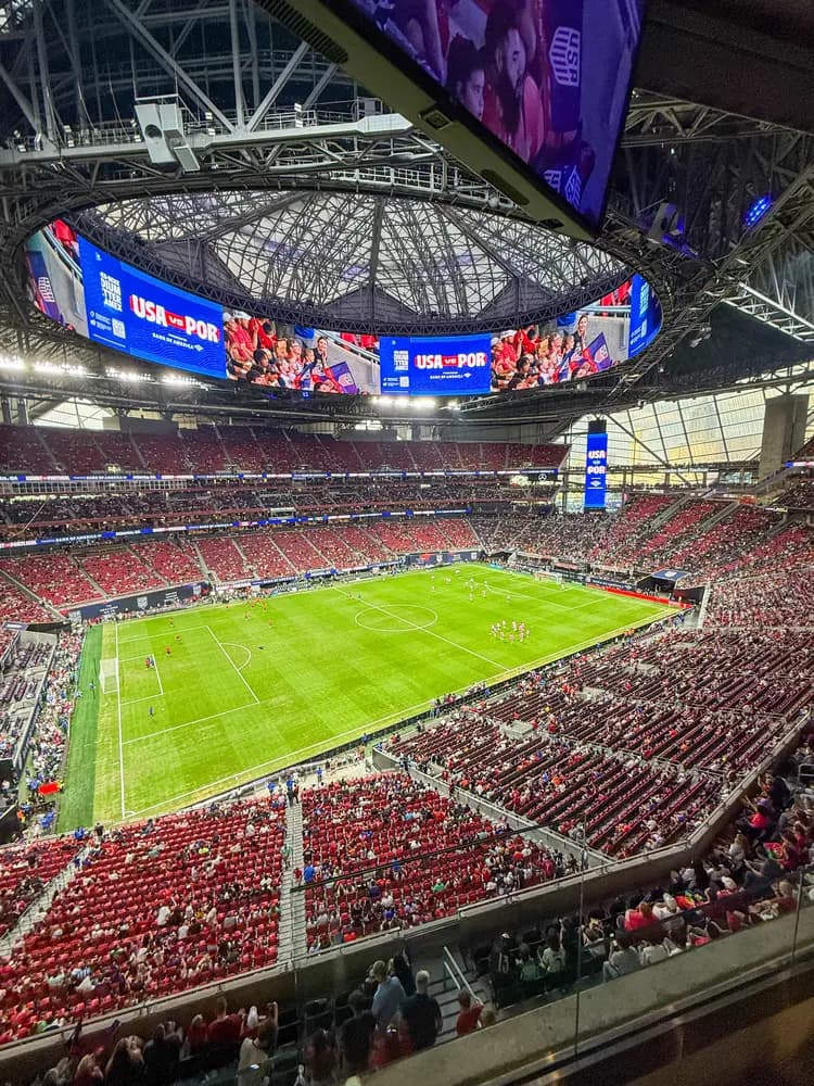 Torcida da seleção americana em jogo no Mercedes-Benz Stadium acompanhado pela Sofe Capital