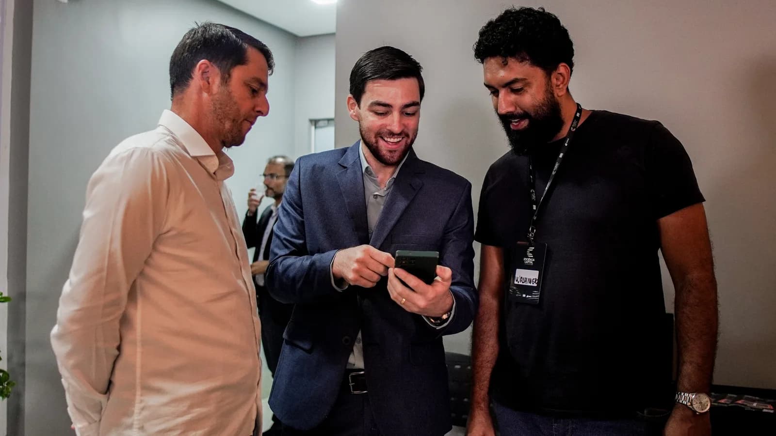 Empreendedores em conversa próxima durante networking na Eficiência Capital Conference, evento da Sofe Capital sobre abertura de empresa nos EUA em Goiânia